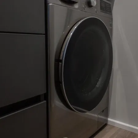 Modern With Ac, Dishwasher And Walk-in Closet *